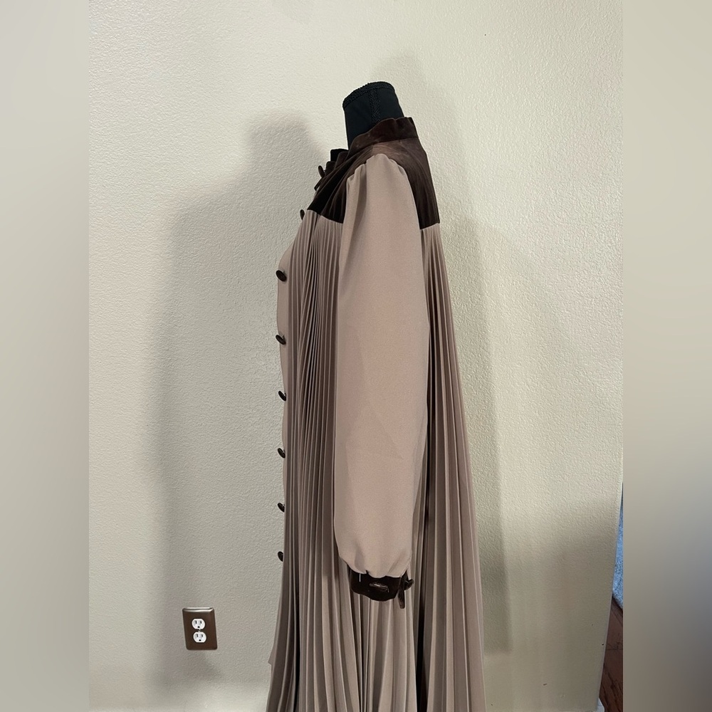 Vintage Victorian Style Trapeze knife pleated coat with brown velvet accents - Picture 4 of 13